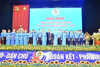 Các đồng chí Ban Chấp hành Liên đoàn Lao động tỉnh khóa 12 ra mắt đại hội.