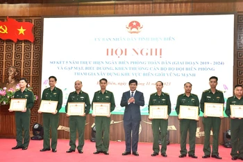 Đồng chí Lê Thành Đô, Chủ tịch Ủy ban nhân dân tỉnh Điện Biên trao Bằng khen tặng các cá nhân có thành tích xuất sắc trong thực hiện Ngày Biên phòng toàn dân, giai đoạn 2019-2024.