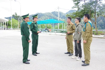 Bộ đội biên phòng Điện Biên tiếp nhận nạn nhân Hà Văn Quý từ Công an tỉnh Phongsaly bàn giao.