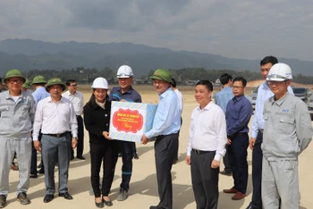 Đồng chí Lê Thành Đô, Chủ tịch Ủy ban nhân dân tỉnh Điện Biên tặng quà, động viên các đơn vị thi công dự án nâng cấp, mở rộng Cảng Hàng không Điện Biên.