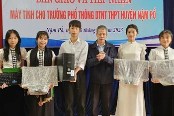 Đại diện Quỹ trò nghèo vùng cao tặng máy tính cho học sinh Trường Phổ thông dân tộc nội trú trung học phổ thông huyện Nậm Pồ.