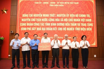 Đồng chí Nguyễn Minh Triết, nguyên Chủ tịch nước cùng Đoàn công tác tỉnh Bình Dương trao 10 tỷ đồng hỗ trợ tỉnh Điện Biên làm nhà Đại đoàn kết cho hộ nghèo.