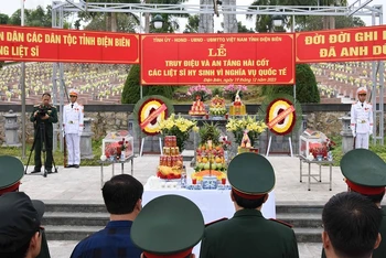 Cán bộ, nhân dân các dân tộc tỉnh Điện Biên dành phút mặc niệm viếng hương hồn các Anh hùng, liệt sĩ.