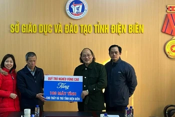 Đại diện Quỹ Trò nghèo vùng cao trao tặng 103 bộ máy tính tặng thầy, trò tỉnh Điện Biên.