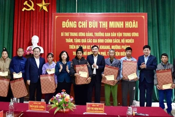 Đồng chí Bùi Thị Minh Hoài cùng các đồng chí lãnh đạo tỉnh Điện Biên trao quà tặng gia đình chính sách xã Pá Khoang, Mường Phăng.