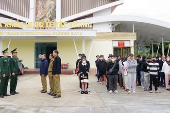 Lực lượng chức năng trao trả 69 công dân tại Cửa khẩu Quốc tế Tây Trang.