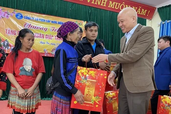 Lãnh đạo Công ty cổ phần Cấp nước Điện Biên trao quà Tết cho hộ nghèo xã Nậm Tin.