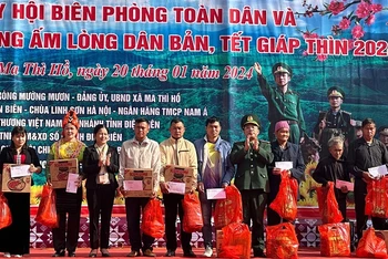 Lãnh đạo Bộ Chỉ huy Bộ đội Biên phòng tỉnh trao quà tặng nhân dân các xã biên giới Việt Nam-Lào thuộc địa phận huyện Mường Chà, tỉnh Điện Biên.
