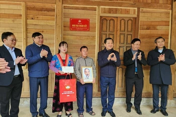 Phó Thủ tướng Chính phủ Lê Minh Khái cùng các đồng chí lãnh đạo tỉnh Điện Biên trao quà, gắn biển nhà Đại đoàn kết cho hộ nghèo tại huyện Nậm Pồ, tỉnh Điện Biên.