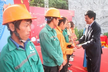 Chủ tịch Ủy ban nhân dân tỉnh Điện Biên trao quà, động viên đoàn viên, người lao động tại chương trình "Tết sum vầy-Xuân chia sẻ" tại Điện Biên.