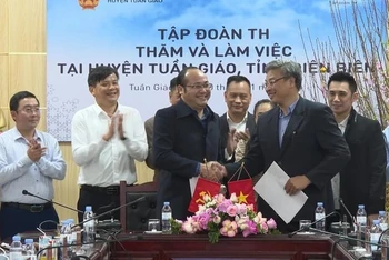 Lãnh đạo Ủy ban nhân dân huyện Tuần Giáo và Tập đoàn TH trao biên bản ký kết hợp tác thực hiện dự án mắc-ca tại Tuần Giáo.