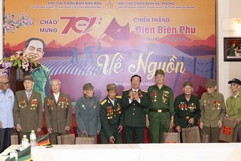 Các cựu chiến binh Hải Phòng tặng quà, tri ân chiến sĩ Điện Biên.