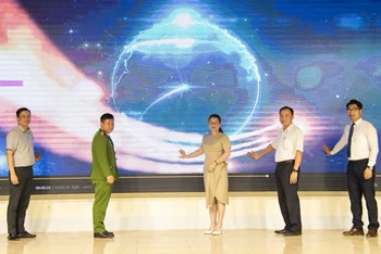 Đại biểu ấn nút sử dụng phần mềm du lịch thông minh phục vụ du lịch tại tỉnh Điện Biên.