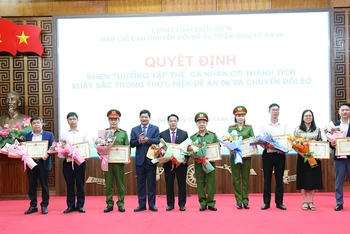 Đồng chí Lê Thành Đô, Chủ tịch Ủy ban nhân dân tỉnh Điện Biên trao Bằng khen tặng các cá nhân có thành tích xuất sắc trong thực hiện Đề án 06.