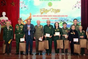 Đồng chí Trương Hòa Bình, nguyên Phó Thủ tướng Thường trực Chính phủ cùng lãnh đạo Hội Cựu Thanh niên xung phong tặng quà, tri ân các hội viên thanh niên xung phong.