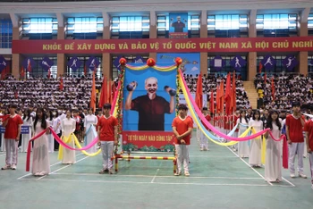 Vận động viên các đoàn thực hiện nghi thức khai mạc Hội khỏe Phù Đổng tỉnh Điện Biên lần thứ 21.
