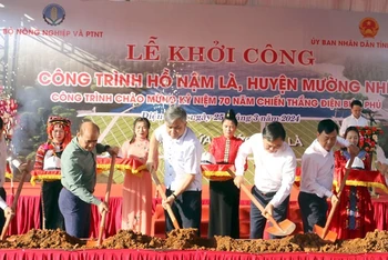 Các đồng chí lãnh đạo Bộ Nông nghiệp và Phát triển nông thôn, Ủy ban nhân dân tỉnh Điện Biên động thổ khởi công công trình xây dựng hồ Nậm Là.