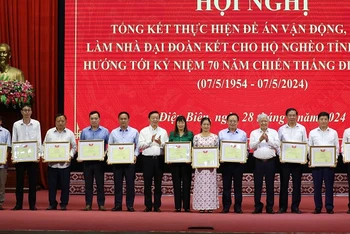 Đồng chí Đỗ Văn Chiến, Bí thư Trung ương Đảng, Chủ tịch Ủy ban Trung ương Mặt trận Tổ quốc Việt Nam trao Bằng khen tặng các cá nhân có nhiều đóng góp trong thực hiện Đề án 09 tại tỉnh Điện Biên.