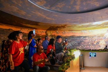 Du khách chiêm ngưỡng bức tranh Panorama tái hiện chiến dịch Điện Biên Phủ tại Bảo tàng Chiến thắng Điện Biên Phủ. (ẢNH: THÀNH ĐẠT)
