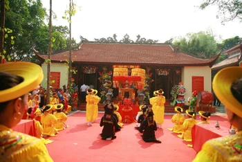 Nhân dân các dân tộc huyện Điện Biên thực hiện nghi thức dâng lễ tưởng nhớ công lao bảo vệ vùng đất biên cương của tướng quân Hoàng Công Chất. 