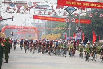 Chặng đua đầu tiên quanh thành phố Điện Biên Phủ có 105 vận động viên các câu lạc bộ tham gia.