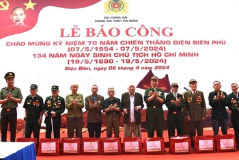 Ban Giám đốc Công an tỉnh Hà Nam trao quà tặng các chiến sĩ Điện Biên.