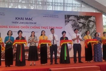 Đại biểu hai tỉnh Điện Biên, Bắc Ninh cắt băng khai mạc Triển lãm chuyên đề "Bắc Ninh trong kháng chiến chống thực dân Pháp” tại Điện Biên, sáng 10/4/2024.