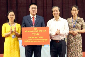Đồng chí Nguyễn Kim Sơn, Ủy viên Trung ương Đảng, Bộ trưởng Giáo dục và Đào tạo trao quà tặng thầy, trò Trường Phổ thông Dân tộc nội trú tỉnh.