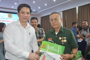 Phó Chủ tịch Trung ương Hội Nông dân Việt Nam Phạm Tiến Nam trao quà tặng các gia đình chính sách tại tỉnh Điện Biên.