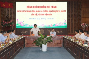 Đồng chí Nguyễn Chí Dũng, Bộ trưởng Kế hoạch và Đầu tư phát biểu tại buổi làm việc với tỉnh Điện Biên.