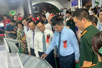 Đồng chí Lê Thành Đô, Chủ tịch Ủy ban nhân dân tỉnh Điện Biên cùng các đồng chí đại biểu tham quan các gian hàng tại hội chợ công thương khu vực Tây Bắc-Điện Biên.