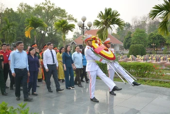 Quyền Chủ tịch nước Võ Thị Ánh Xuân cùng Đoàn công tác viếng anh hùng, liệt sĩ tại Nghĩa trang liệt sĩ A1.