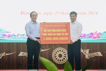 Đồng chí Nguyễn Ngọc Tuấn, Phó Bí thư Thành ủy, Chủ tịch Hội đồng nhân dân thành phố Hà Nội trao 3 tỷ đồng hỗ trợ tỉnh Điện Biên thực hiện các hoạt động an sinh xã hội.