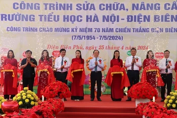 Các đồng chí lãnh đạo Thành ủy Hà Nội, Ủy ban nhân dân tỉnh Điện Biên cắt băng khánh thành công trình Trường Tiểu học Hà Nội-Điện Biên Phủ.