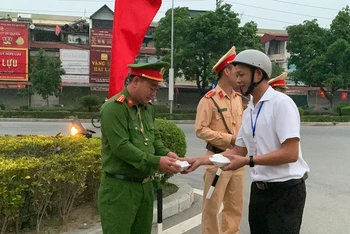 Công an tỉnh Điện Biên trao các suất ăn sáng đến cán bộ, chiến sĩ làm nhiệm vụ chốt chặn, phân luồng giao thông trên các tuyến phố trung tâm thành phố Điện Biên Phủ, tỉnh Điện Biên.