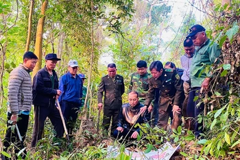 Lực lượng chức năng tỉnh Điện Biên cùng chính quyền địa phương thông tin đến người dân ranh giới rừng thuộc diện bảo vệ hưởng tiền dịch vụ môi trường rừng.