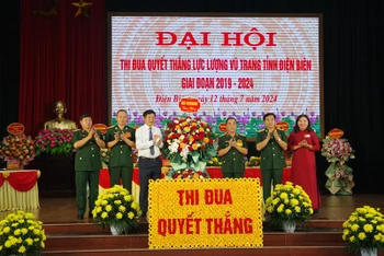 Đại diện lãnh đạo Đảng ủy Quân khu, Thiếu tướng Nguyễn Đăng Khải tặng hoa, chúc mừng Đại hội Thi đua quyết thắng của lực lượng vũ trang tỉnh Điện Biên.