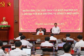 Đồng chí Nguyễn Xuân Thắng, Ủy viên Bộ Chính trị, Chủ tịch Hội đồng Lý luận Trung ương, Giám đốc Học viện Chính trị quốc gia Hồ Chí Minh, phát biểu tại buổi làm việc với Tỉnh ủy Điện Biên.