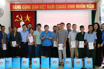 Đoàn công tác Công đoàn Viên chức Việt Nam và công đoàn các bộ, ban, ngành Trung ương trao quà tặng các gia đình chính sách tại huyện Mường Chà, tỉnh Điện Biên.