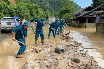 Các lực lượng chức năng vẫn đang nỗ lực khắc phục thiệt hại do lũ quét gây ra ở Mường Pồn.