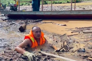 Thành viên đội cứu hộ phải xuống lòng hồ thủy điện Long Tạo đưa thi thể người bị nạn vào bờ. 