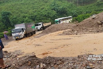 Một trong các điểm sạt lở trên quốc lộ 4H (đoạn từ huyện Mường Chà đi huyện Nậm Pồ. Điện Biên) gây khó khăn cho các phương tiện lưu thông.