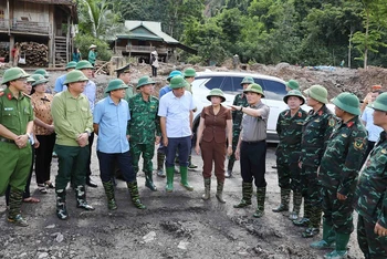 Phó Thủ tướng Trần Lưu Quang kiểm tra tiến độ khắc phục hậu quả lũ quét tại xã Mường Pồn, huyện Điện Biên, tỉnh Điện Biên.