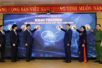 Các đồng chí lãnh đạo Tỉnh ủy, Hội đồng nhân dân, Ủy ban nhân dân tỉnh Điện Biên cùng lãnh đạo Sở Thông tin và Truyền thông Điện Biên ấn nút đưa vào sử dụng hệ thống camera giám sát. 