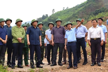 Đồng chí Trần Quốc Cường (thứ ba từ trái sang), Bí thư Tỉnh ủy Điện Biên, kiểm tra công tác phòng chống hậu quả thiên tai tại huyện Mường Chà.