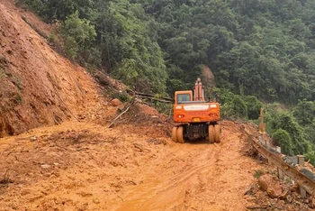 Các đơn vị đang nỗ lực hót sụt sạt trên các tuyến quốc lộ thuộc địa bàn tỉnh Điện Biên.