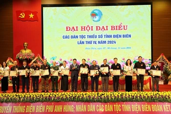 Đồng chí Lê Thành Đô, Chủ tịch Ủy ban nhân dân tỉnh Điện Biên trao Bằng khen của Ủy ban nhân dân tỉnh tặng các tập thể, cá nhân có thành tích trong thực hiện công tác dân tộc, vùng đồng bào dân tộc thiểu số tại Điện Biên.