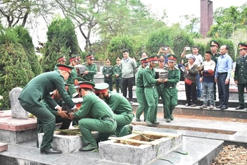 Cán bộ, nhân dân tỉnh Điện Biên an táng hài cốt liệt sĩ tại nghĩa trang liệt sĩ Độc Lập. (Ảnh tư liệu)