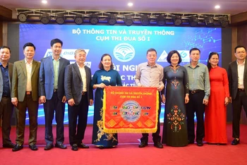 Giám đốc Đài Phát thanh-Truyền hình tỉnh Điện Biên Lường Văn Xuyên trao Cờ đăng cai Cụm trưởng Cụm thi đua số 1 (năm 2025) cho Đài Phát thanh-Truyền hình tỉnh Yên Bái.