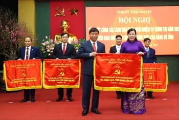 Bí thư Tỉnh ủy Thái Nguyên trao cờ thi đua cho các tập thể, cá nhân.
